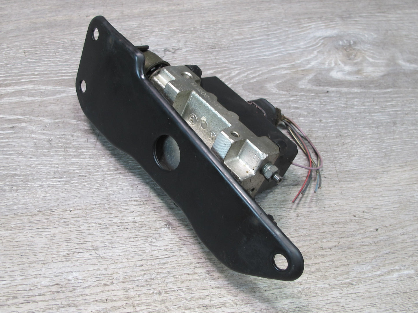 1998-2007 Lexus UZJ100L LX470 Suspension Hydraulic Distribution Block W/ Bracket