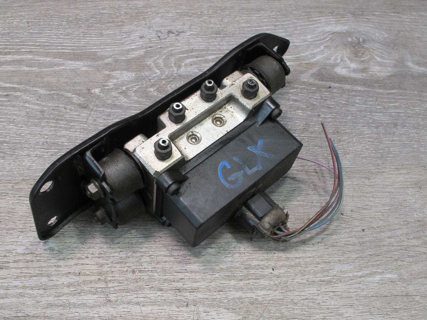 1998-2007 Lexus UZJ100L LX470 Suspension Hydraulic Distribution Block W/ Bracket