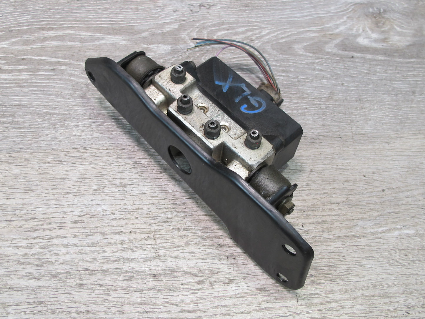 1998-2007 Lexus UZJ100L LX470 Suspension Hydraulic Distribution Block W/ Bracket
