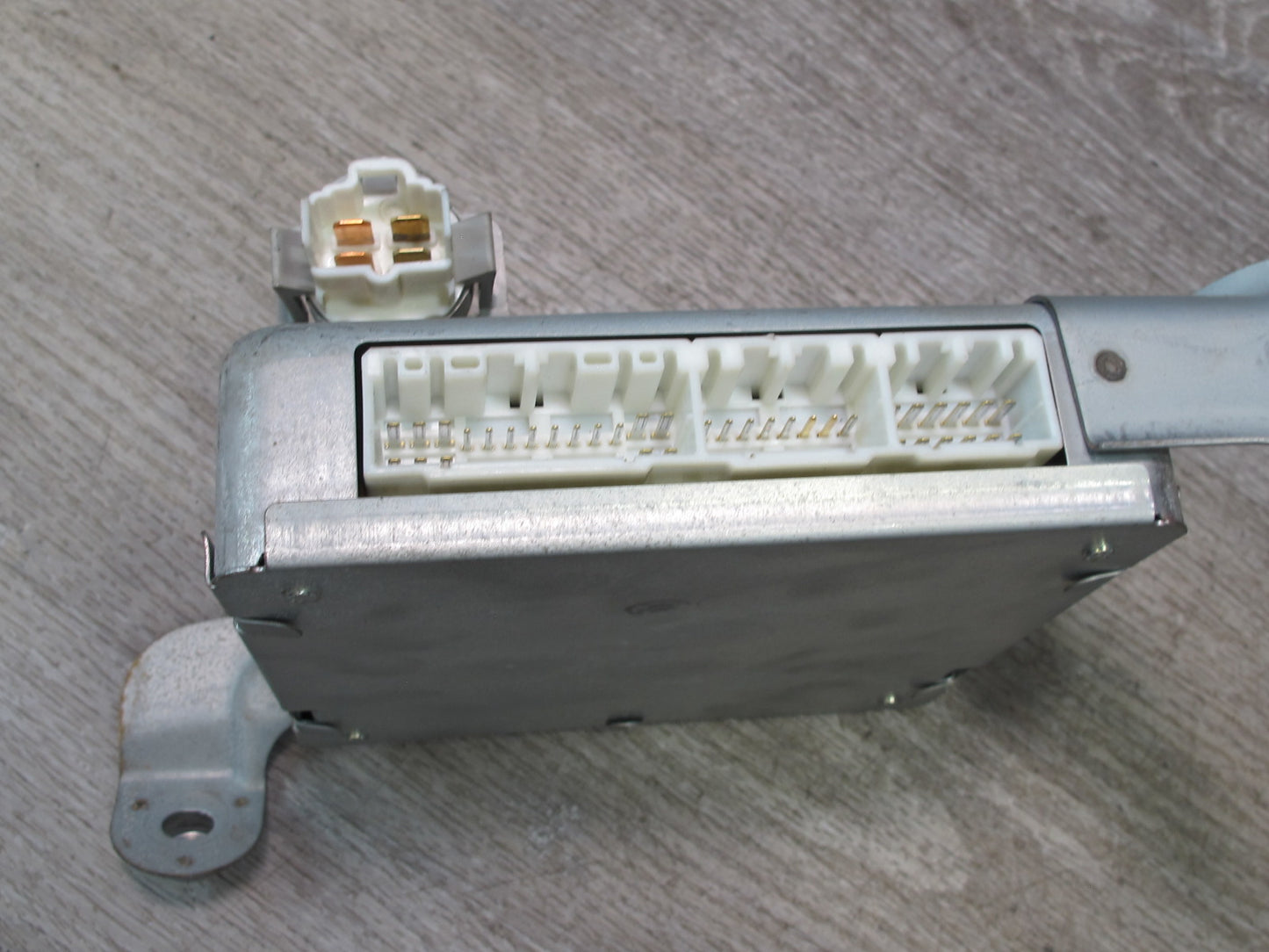 2003-2005 Lexus UZJ100L LX470 Suspension Control Computer Module 89290-60040