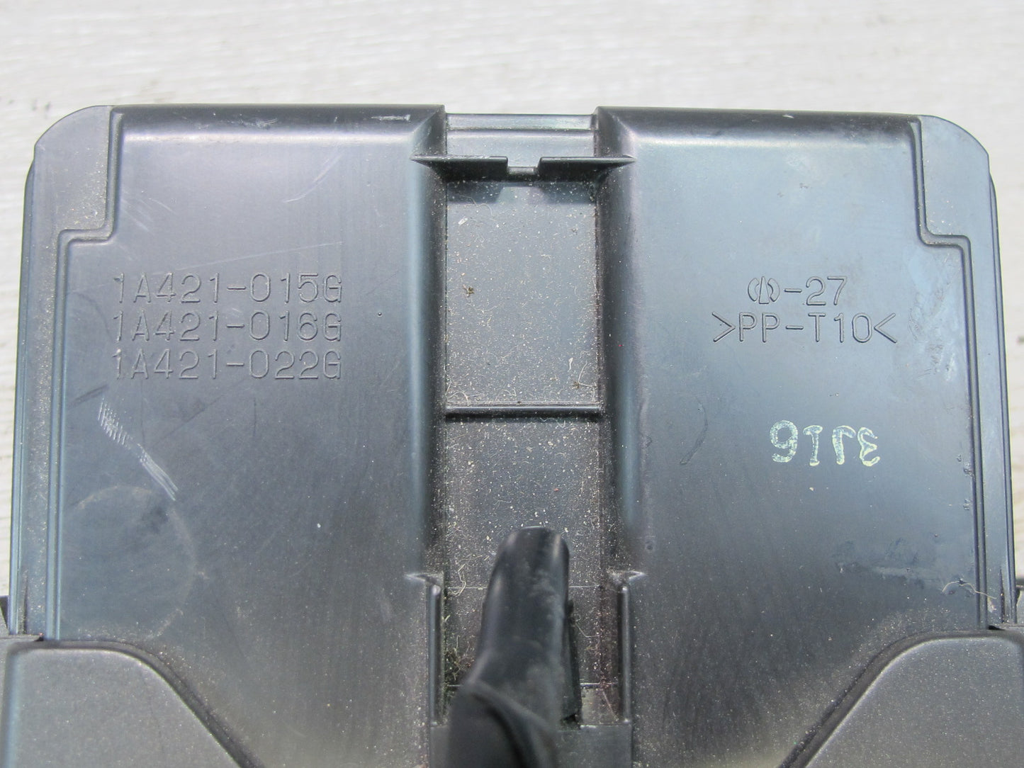 2003-2007 Lexus UZJ100L LX470 Dash Lower Center Finish Panel Ashtray Lighter