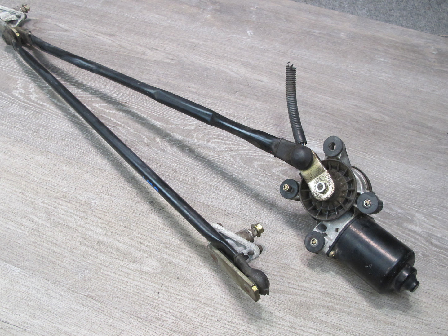 98-07 Lexus UZJ100L LX470 Front Windshield Wiper Transmission Linkage W/ Motor