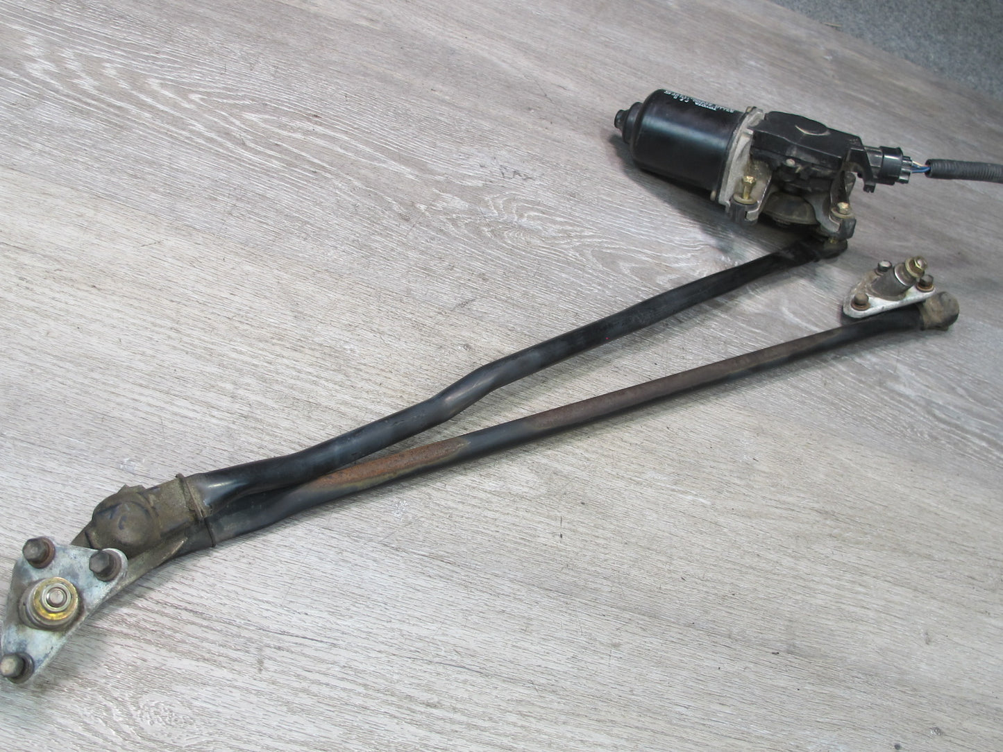 98-07 Lexus UZJ100L LX470 Front Windshield Wiper Transmission Linkage W/ Motor