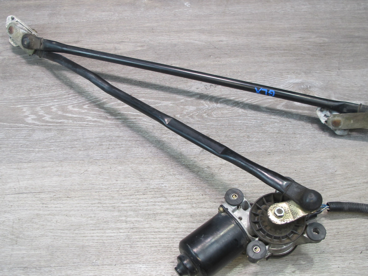 98-07 Lexus UZJ100L LX470 Front Windshield Wiper Transmission Linkage W/ Motor