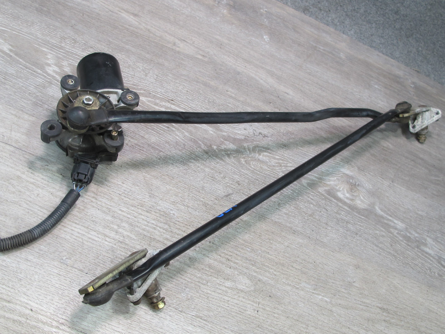 98-07 Lexus UZJ100L LX470 Front Windshield Wiper Transmission Linkage W/ Motor