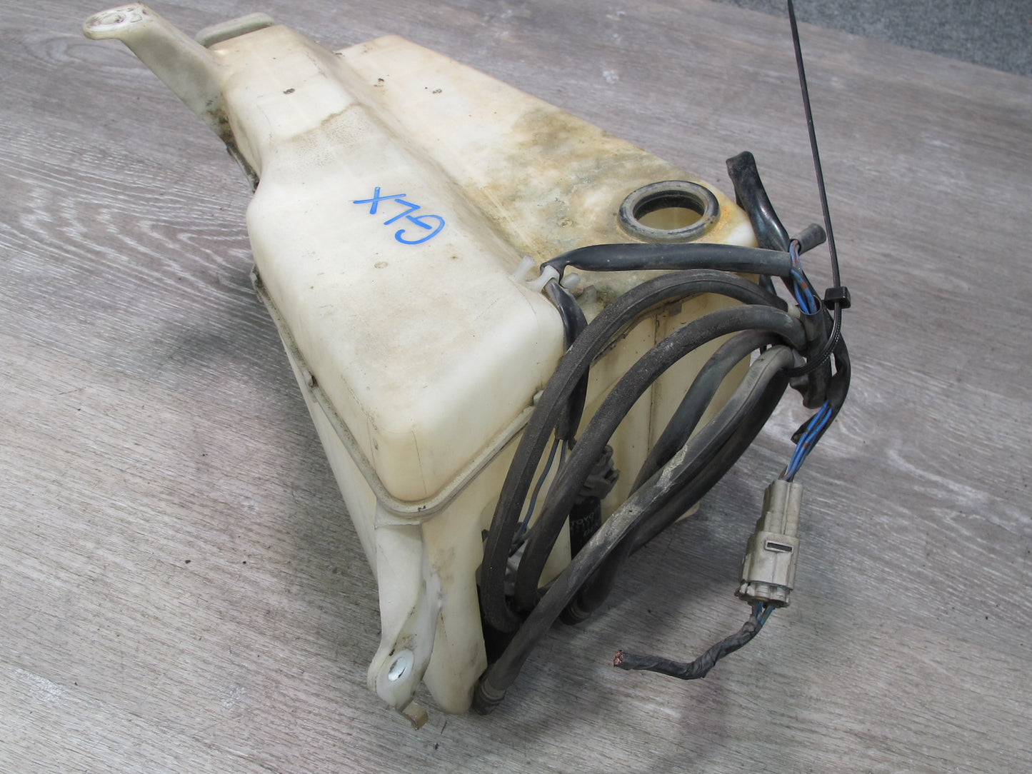 1998-2007 Lexus UZJ100L LX470 Windshield Washer Fluid Reservoir Tank Neck Pump