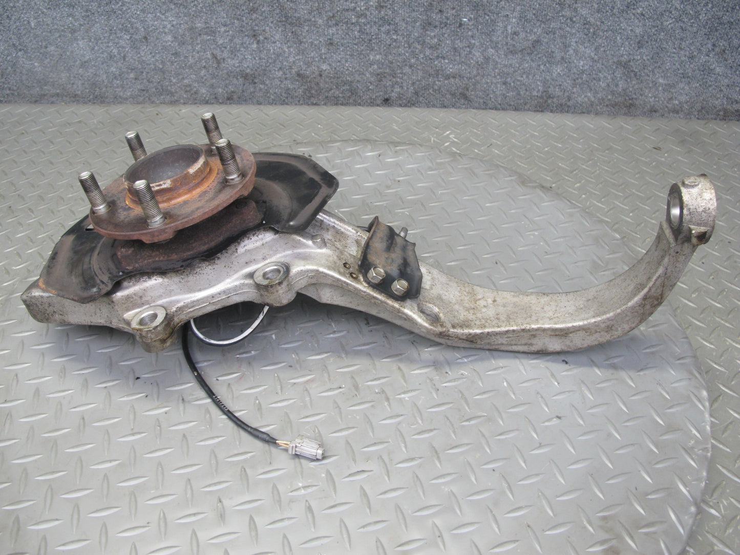 05-09 Nissan 350Z Z33 Front Right Spindle Knuckle Wheel Hub Bearing OEM
