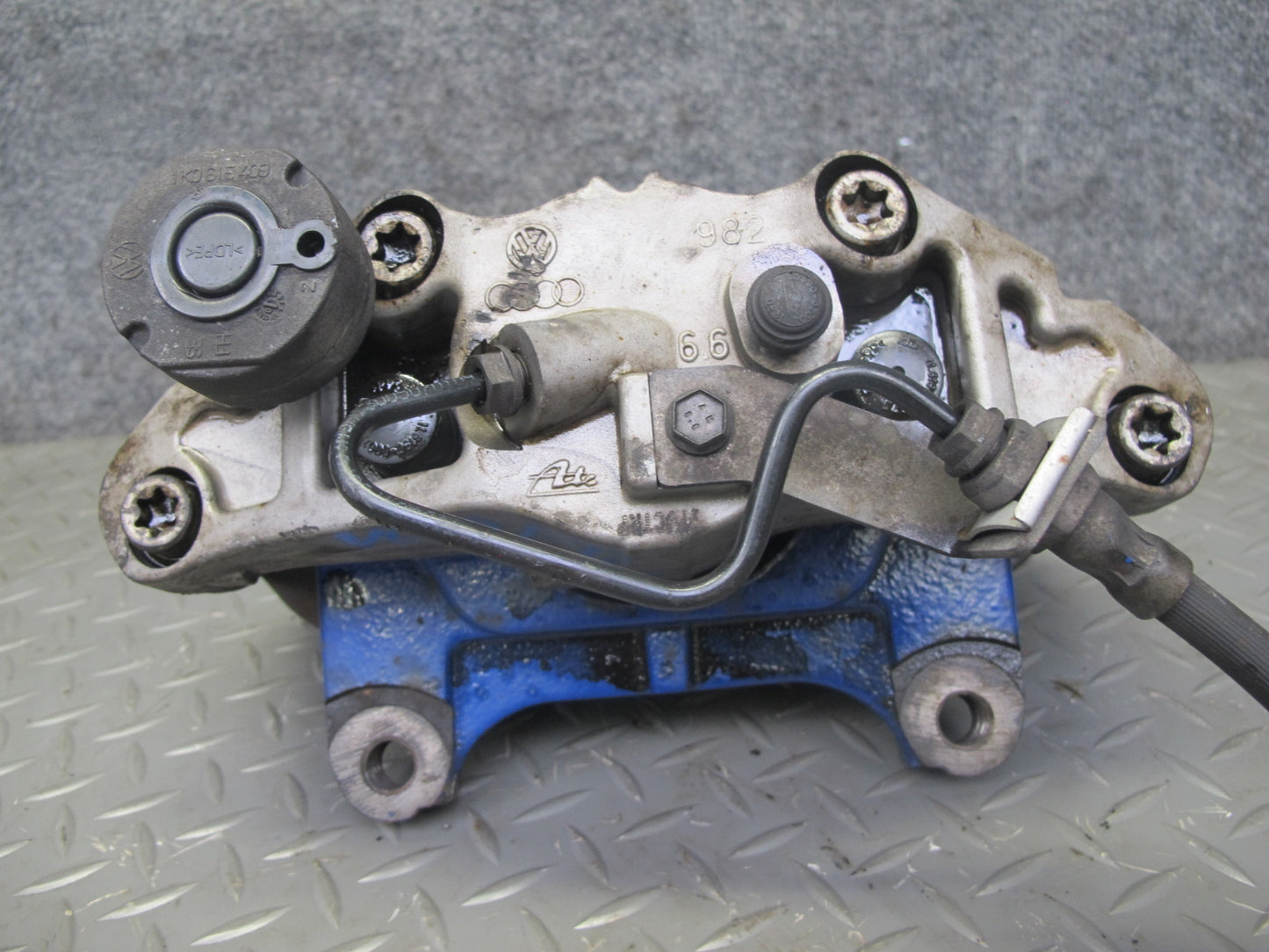 2008 VW Golf MK5 R32 VR6 AWD Set of 2 Front Left & Right Brake Caliper OEM
