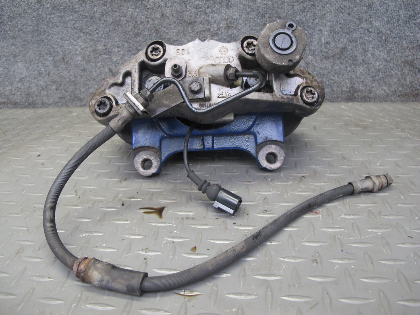 2008 VW Golf MK5 R32 VR6 AWD Set of 2 Front Left & Right Brake Caliper OEM