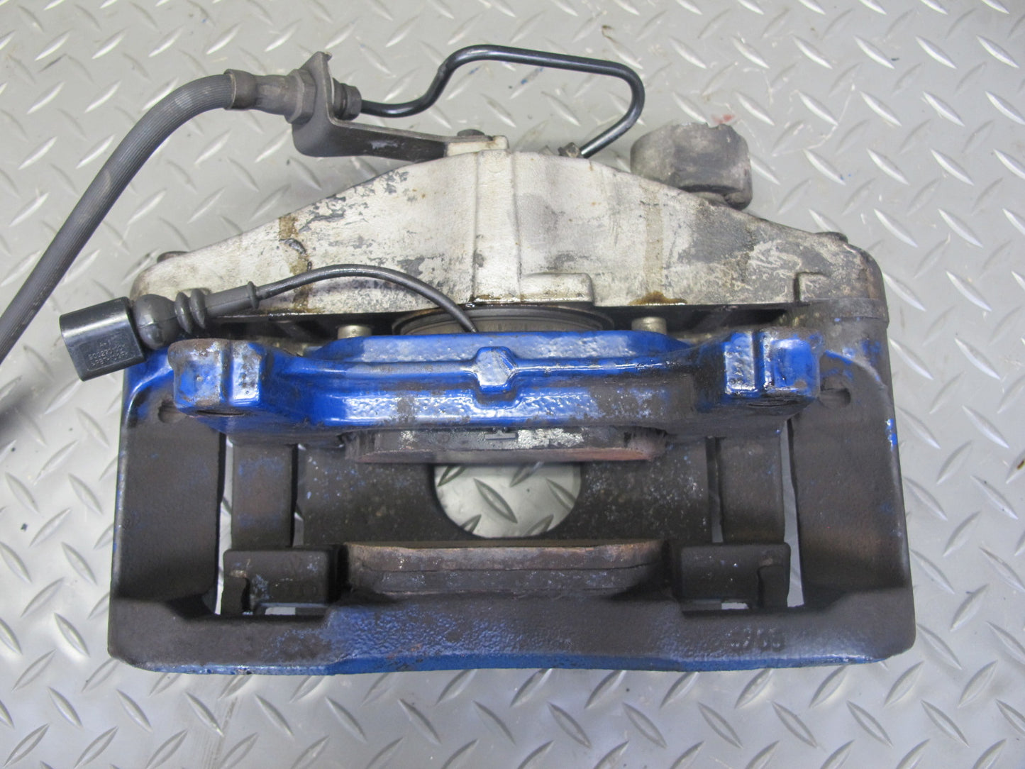 2008 VW Golf MK5 R32 VR6 AWD Set of 2 Front Left & Right Brake Caliper OEM