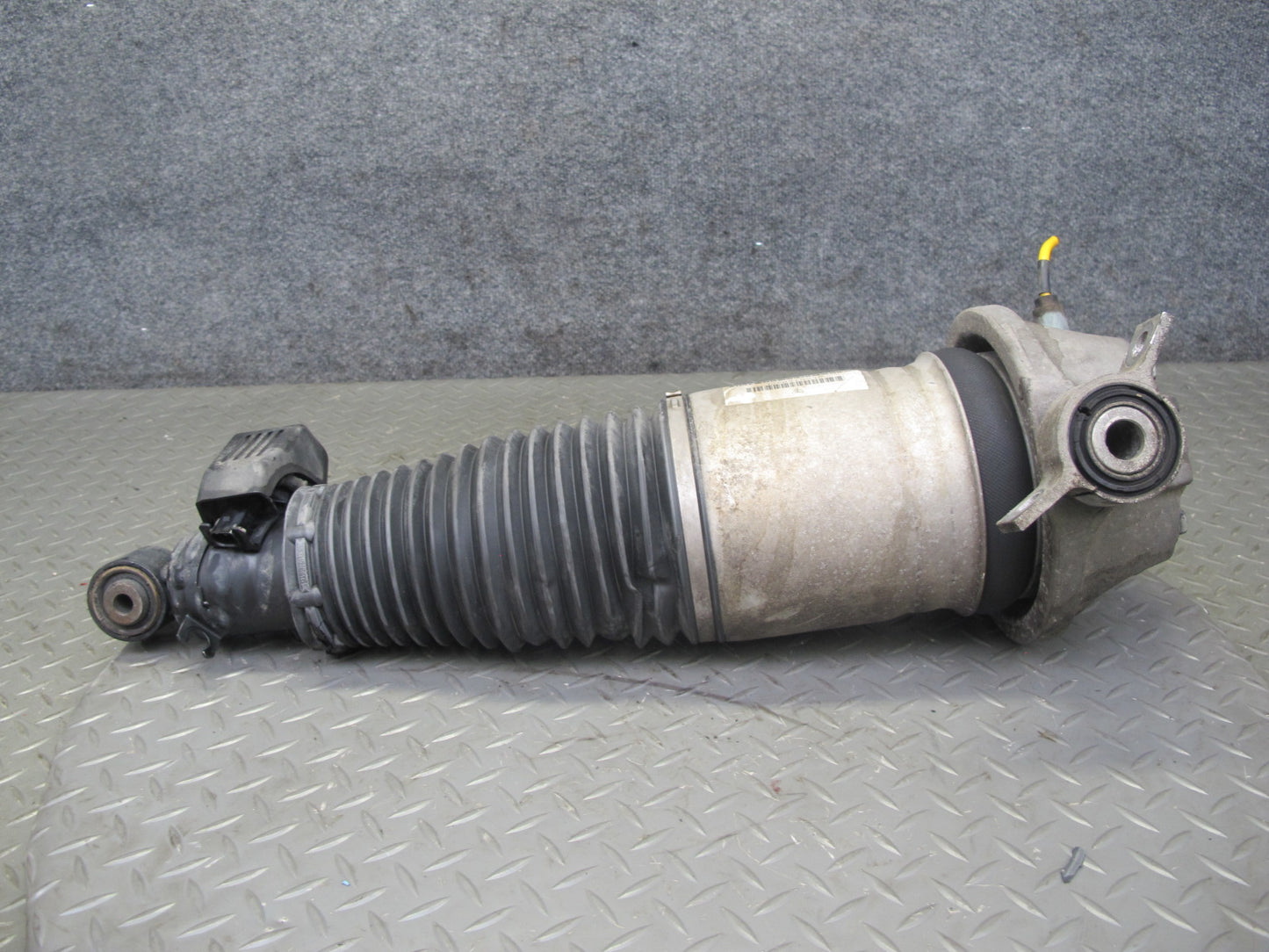 2003-2006 Porsche Cayenne 955 Turbo Rear Right Air Strut Shock Absorber