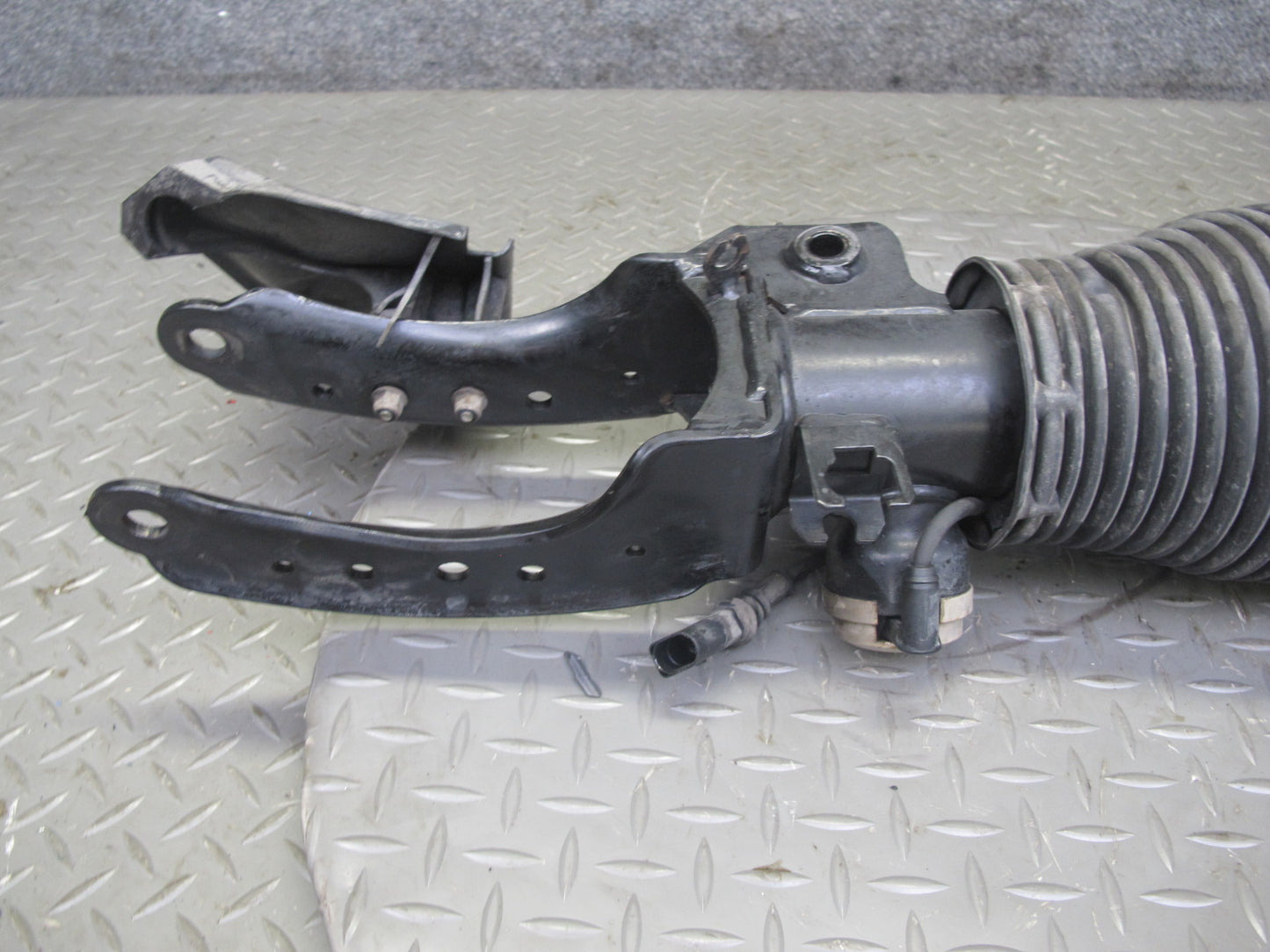 2005-2006 Porsche Cayenne 955 Turbo Front Left Air Strut Shock Absorber