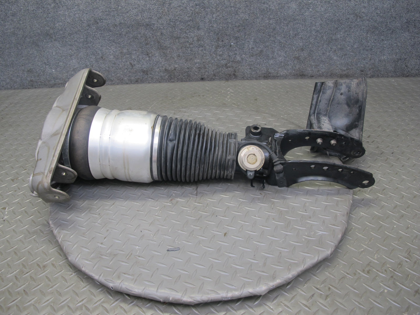 2005-2006 Porsche Cayenne 955 Turbo Front Left Air Strut Shock Absorber