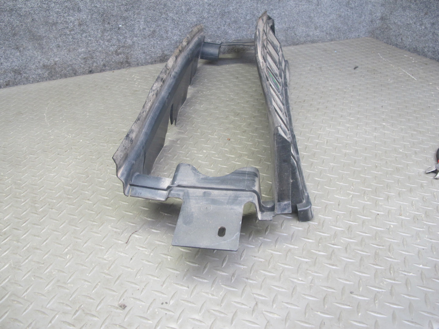 2013-2022 Land Range Rover L405 Front Radiator Air Deflector Guide Duct