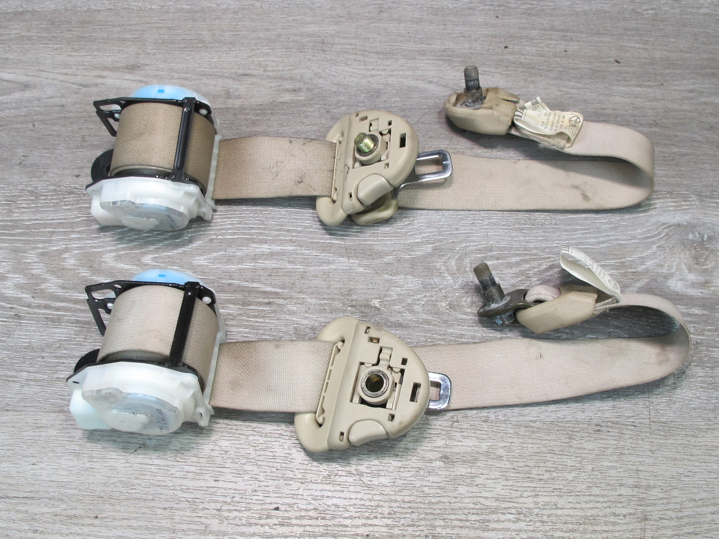 03-05 LEXUS LX470 REAR 2ND ROW RIGHT & LEFT SIDE SEATBELT RETRACTOR SET OEM