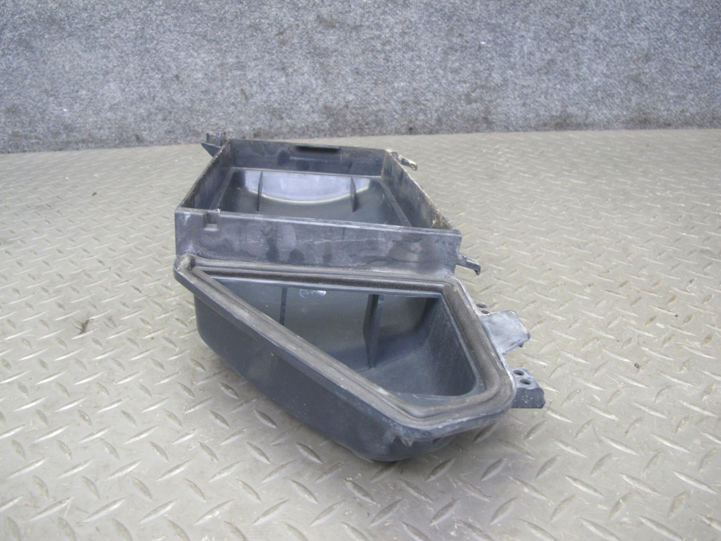 2006-2010 BMW E63 E64 Left Cabin Air Intake Filter Cover 6913503