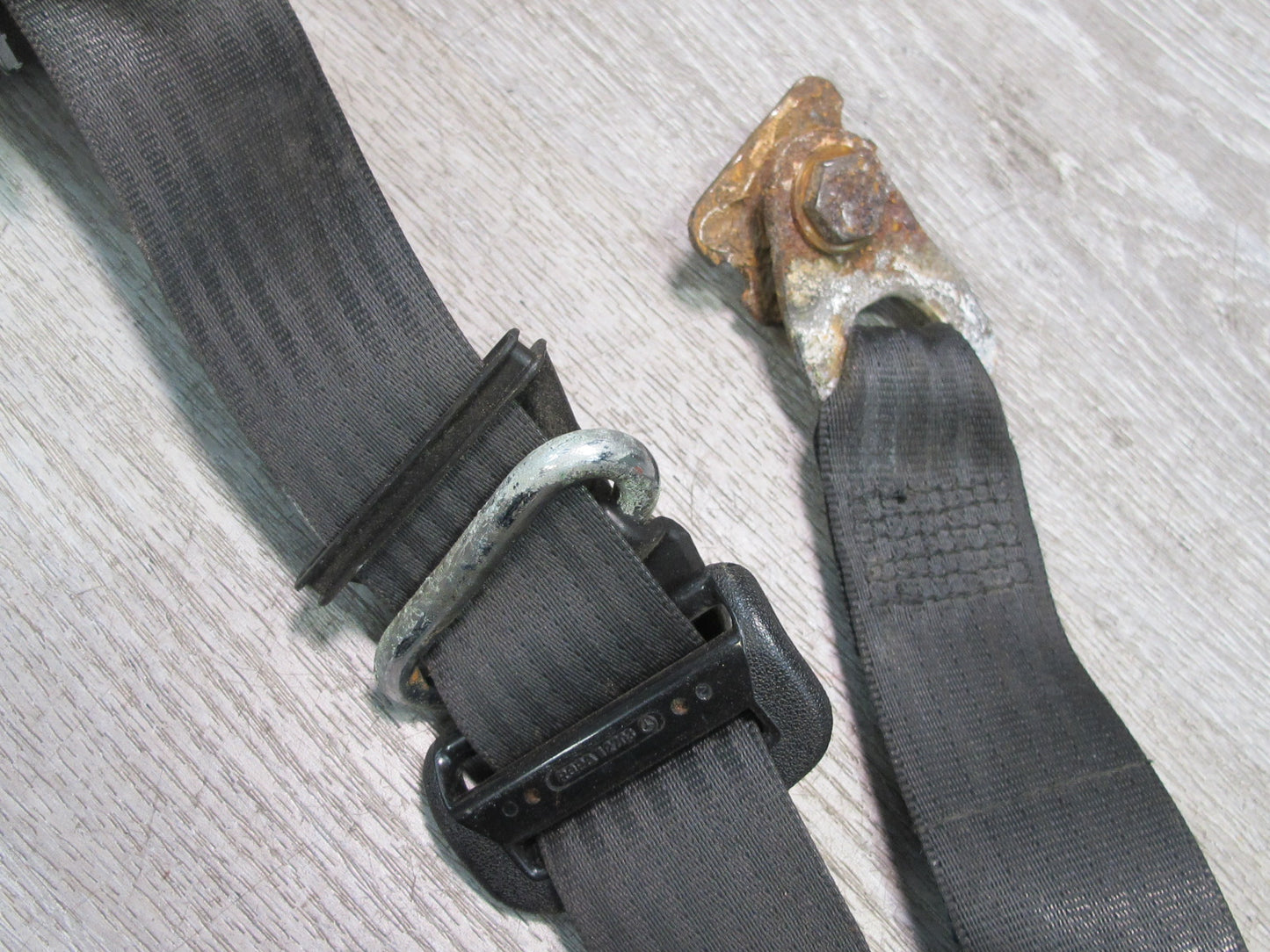 83-85 MERCEDES W123 300D FRONT & REAR SEATBELT RETRACTOR SET OEM