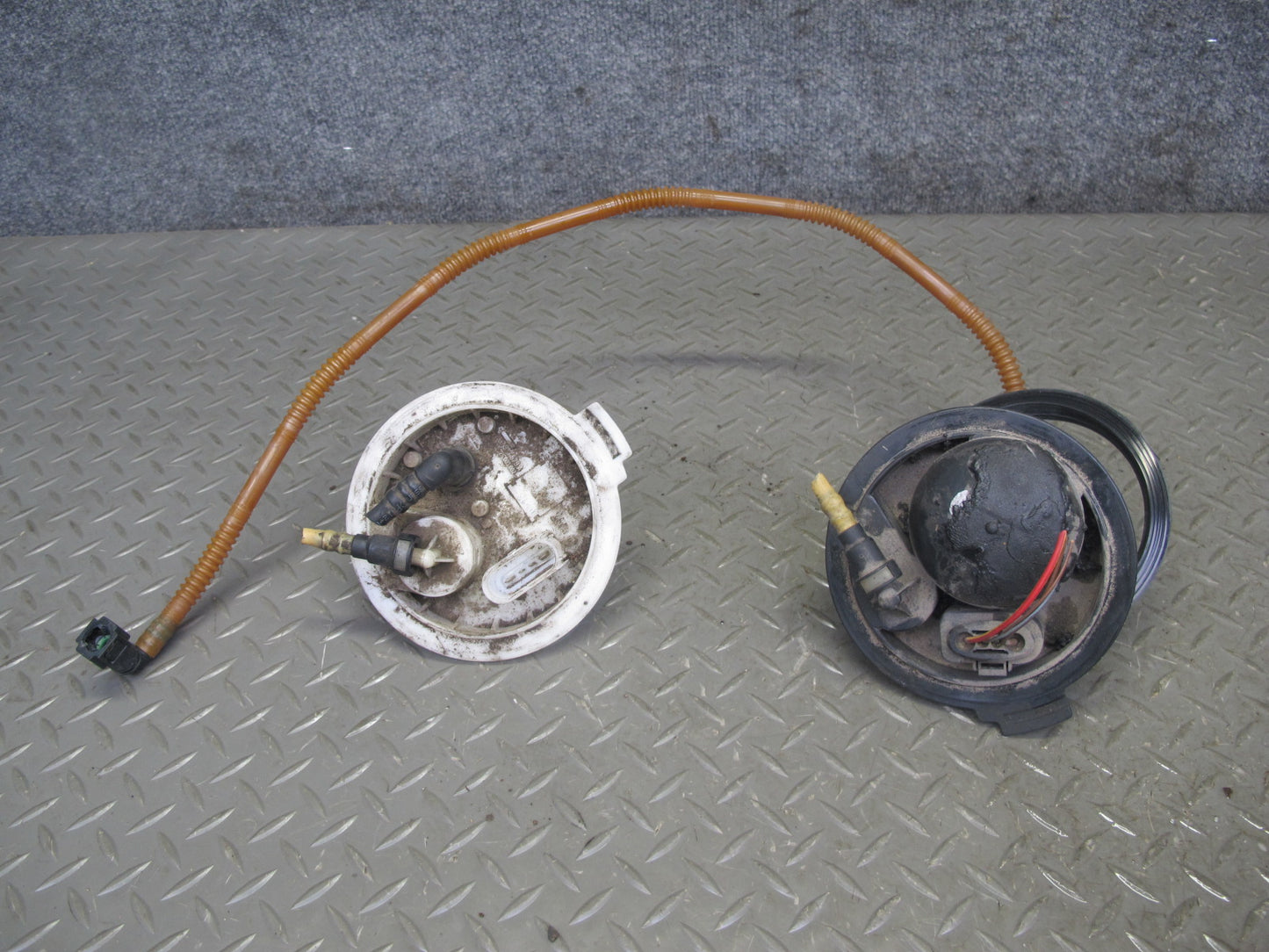 2003-2006 Porsche Cayenne 955 4.5L Turbo Fuel Pump Level Sensor Sending Unit Set