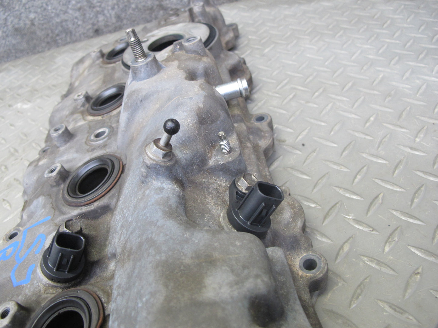 08-16 Lexus LS600h 2UR-FSE Engine Motor Right Cylinder Head Valve Cover OEM