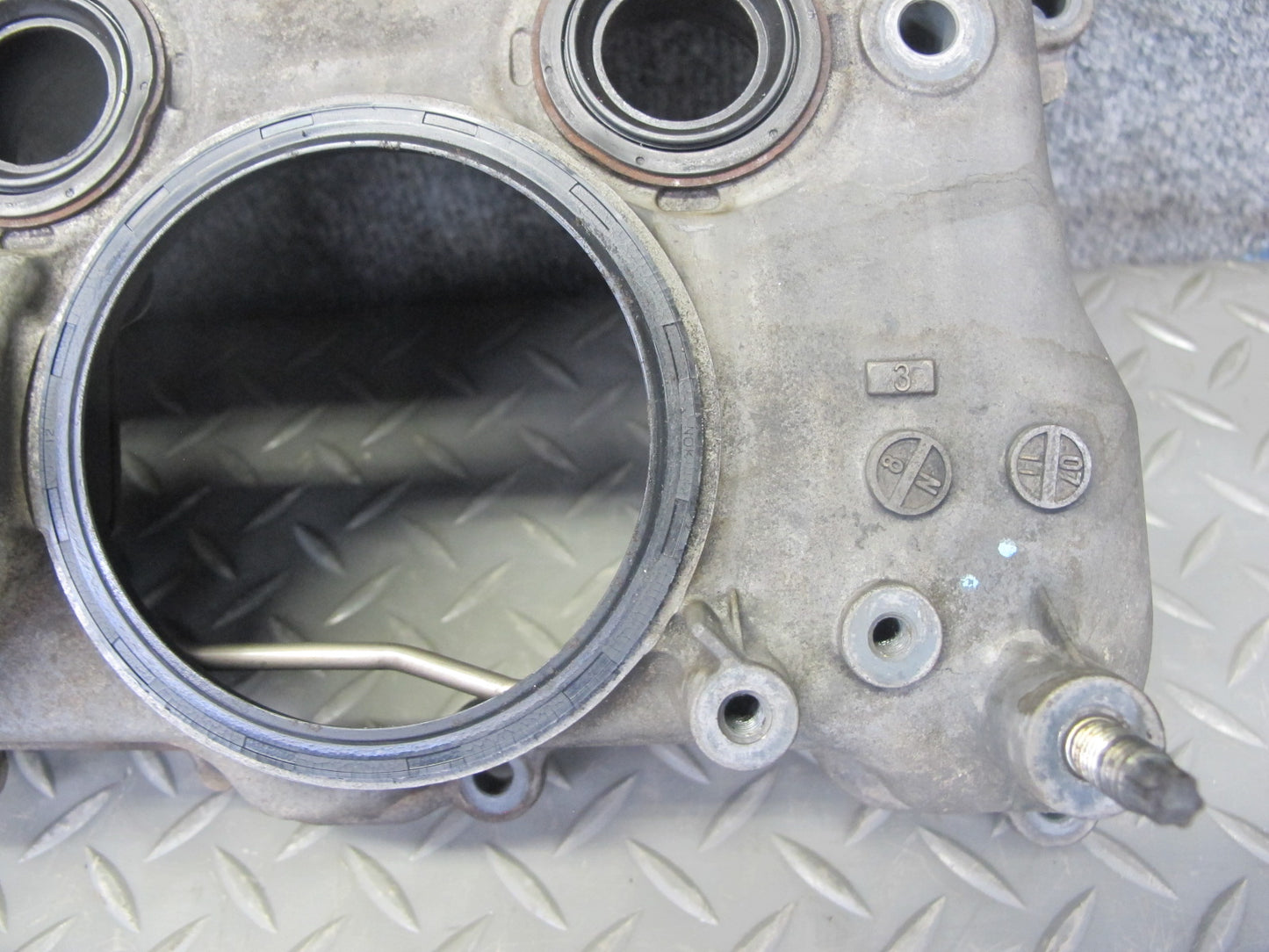 08-16 Lexus LS600h 2UR-FSE Engine Motor Right Cylinder Head Valve Cover OEM