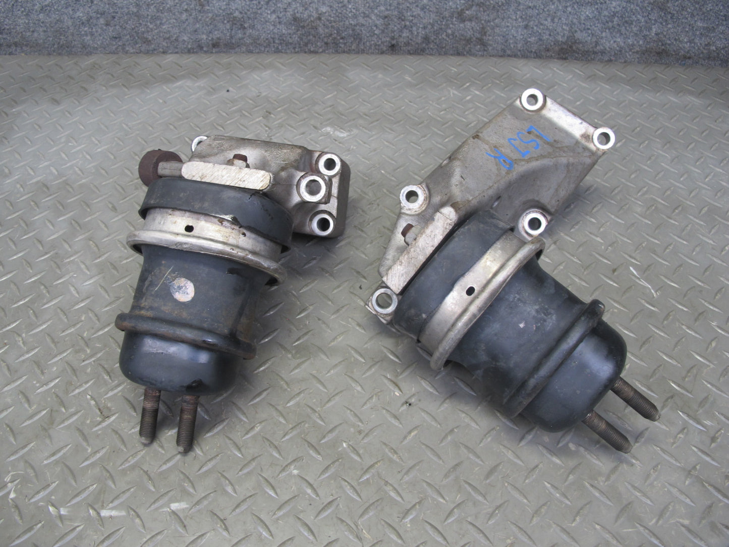 08-17 Lexus UVF46 LS600h 2URFSE Set of 2 Engine Motor Mount Support OEM