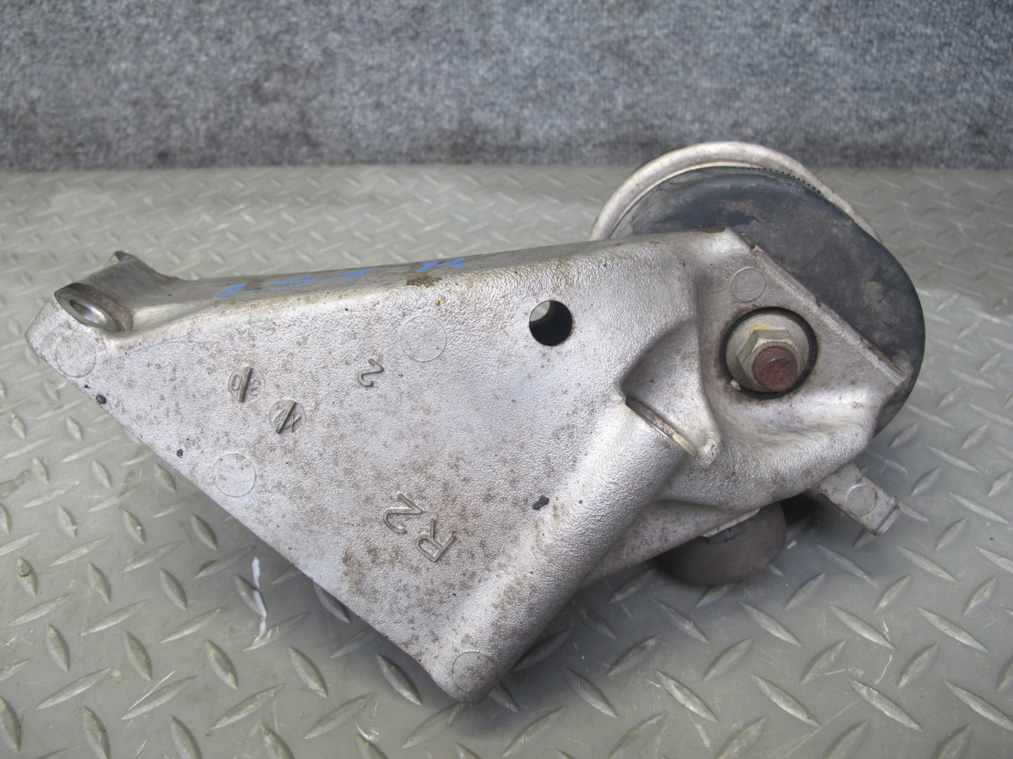 08-17 Lexus UVF46 LS600h 2URFSE Set of 2 Engine Motor Mount Support OEM