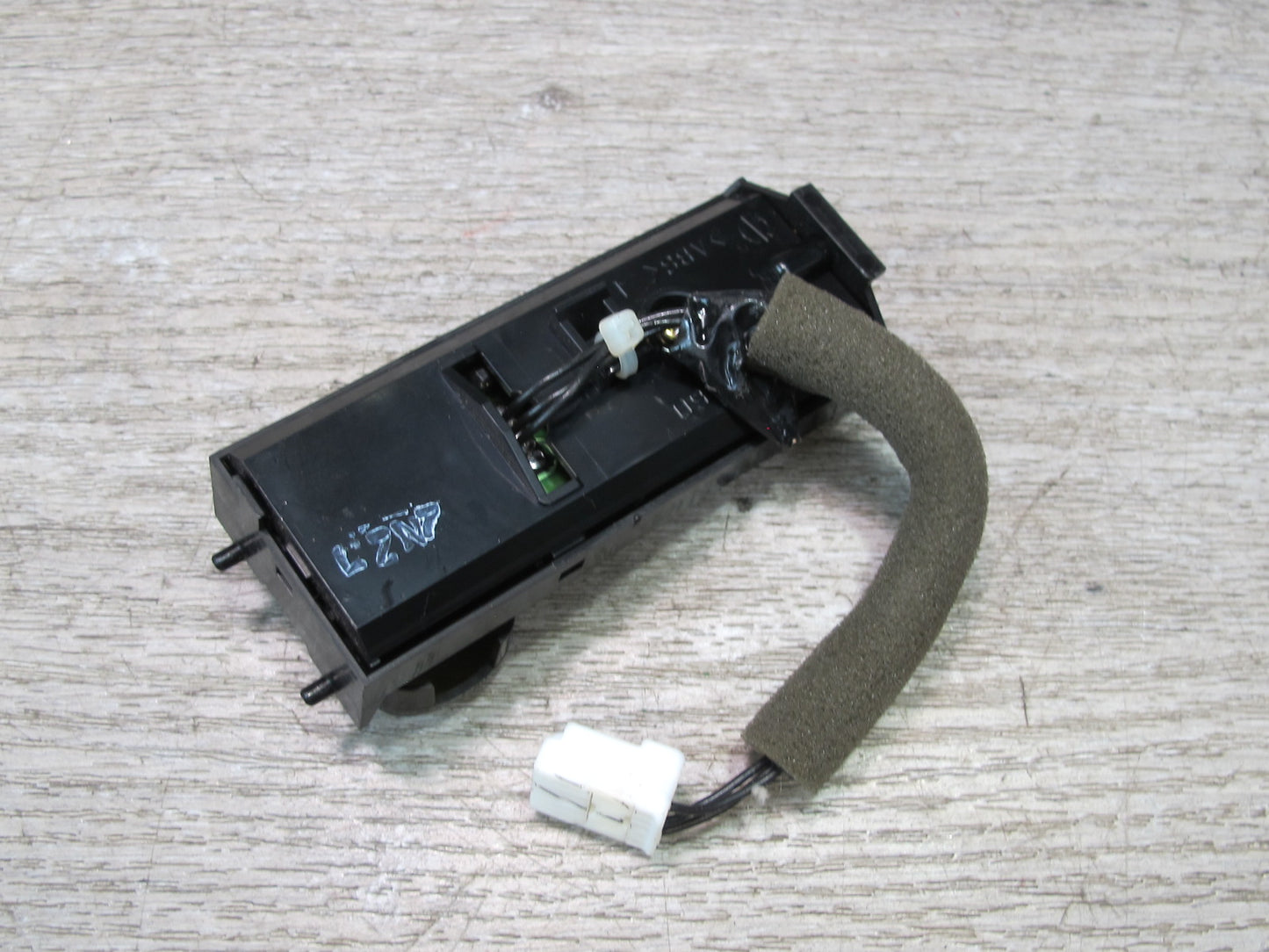 2003-2007 Lexus UZJ100L LX470 Front Right Passenger Side Seat Belt Warning Lamp