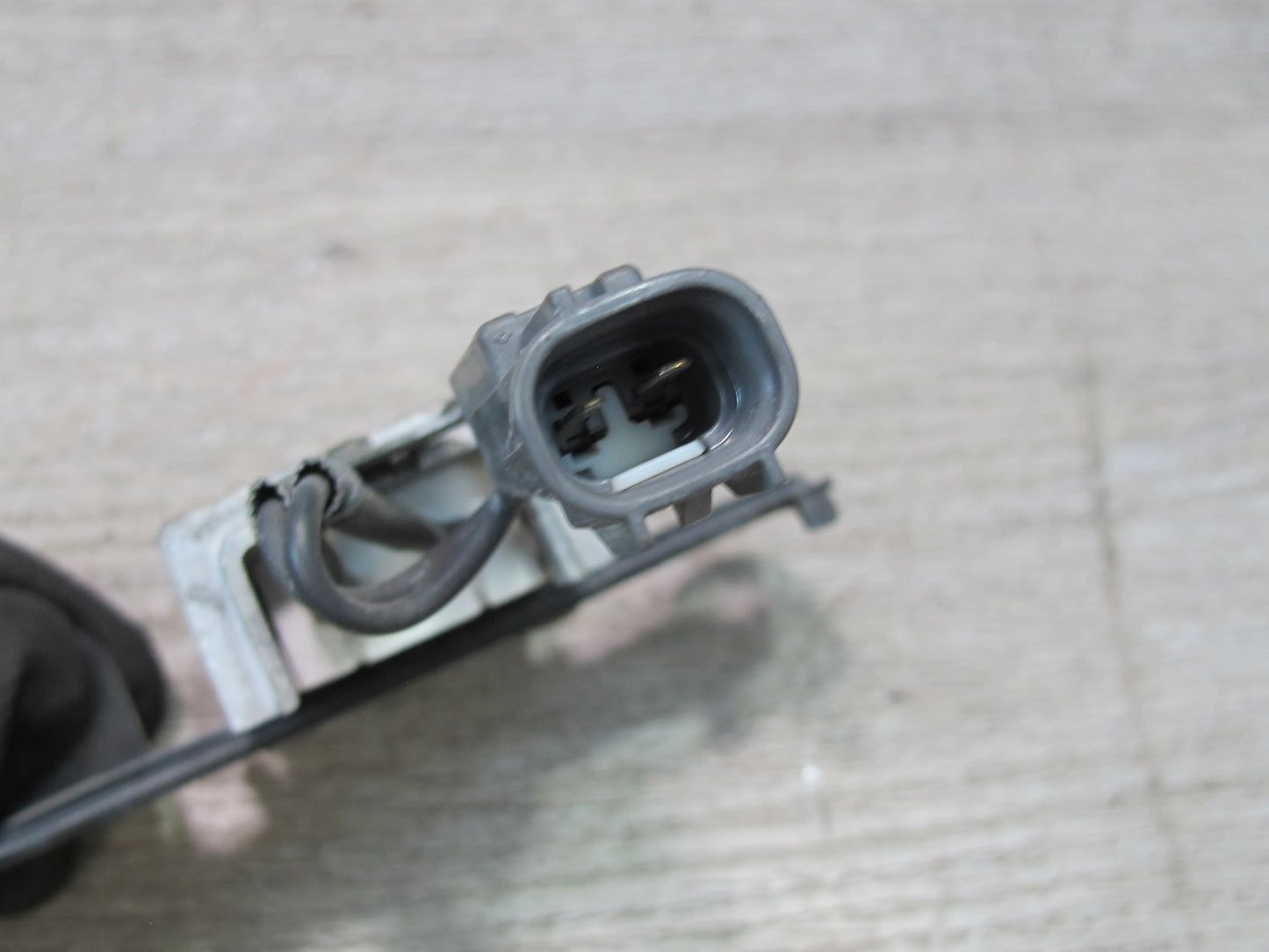 2003-2007 Lexus UZJ100L LX470 Fuel Pump Resistor Module 23080-50061