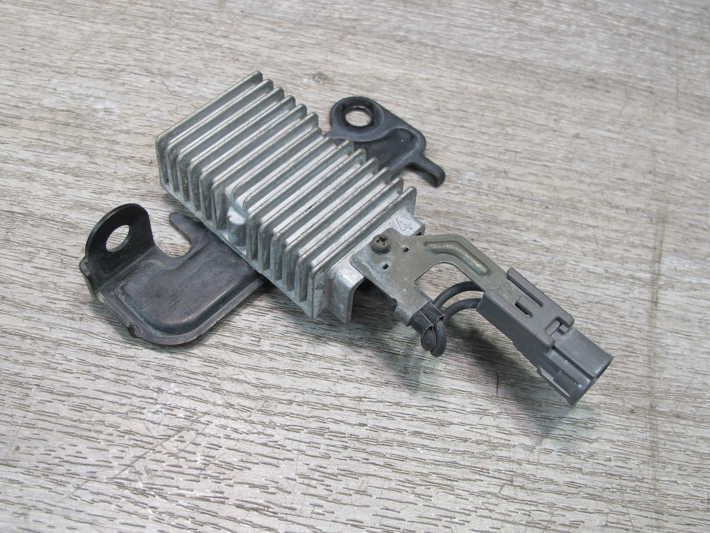 2003-2007 Lexus UZJ100L LX470 Fuel Pump Resistor Module 23080-50061