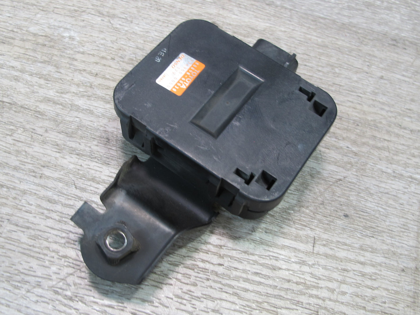2003-2007 Lexus UZJ100L LX470 Smoke Sensor W/bracket 88898-60030