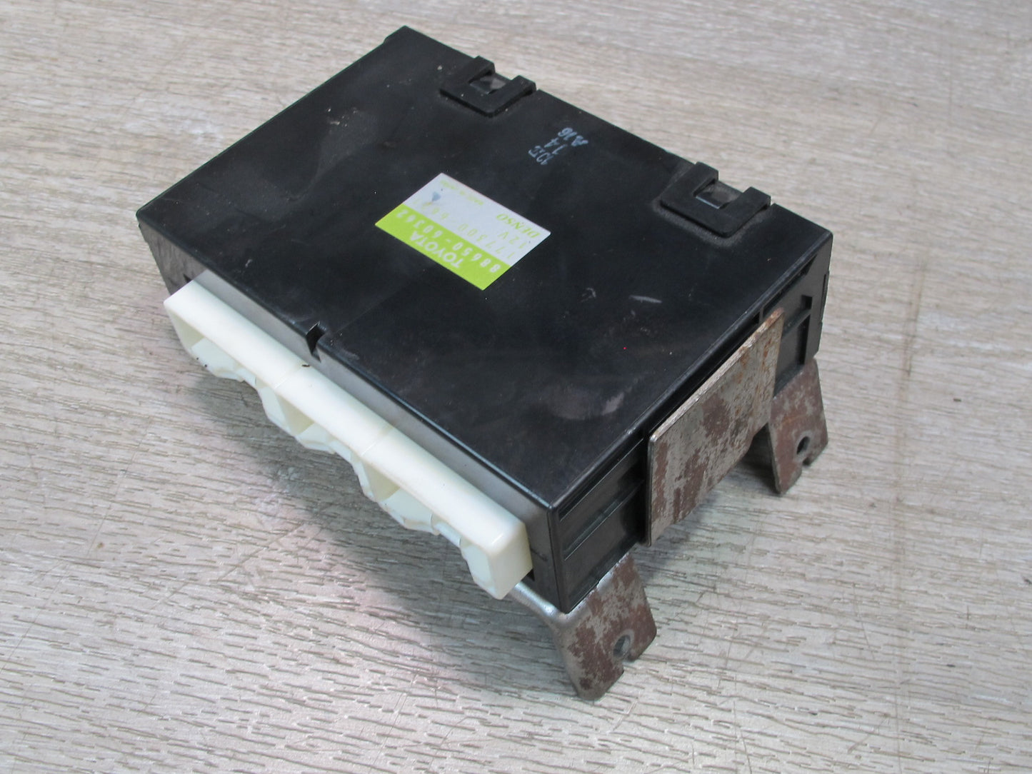 2003-2007 Lexus UZJ100L LX470 Rear A/C Air Condition Amplifier 88650-60362