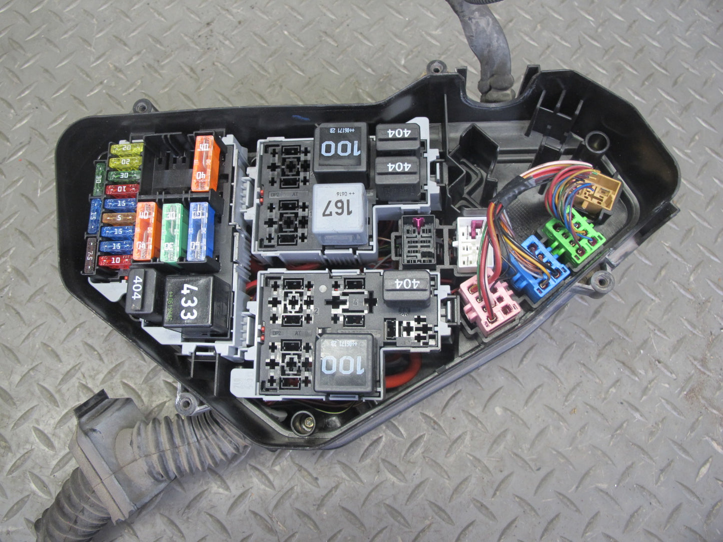 2003-2006 Porsche Cayenne 955 Engine Bay Fuse Relay Box Module