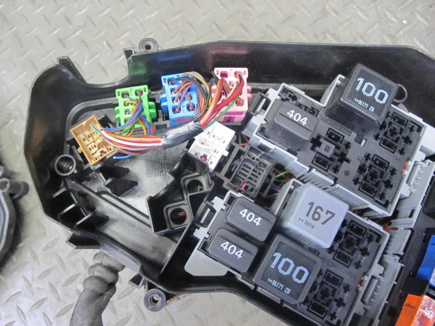 2003-2006 Porsche Cayenne 955 Engine Bay Fuse Relay Box Module