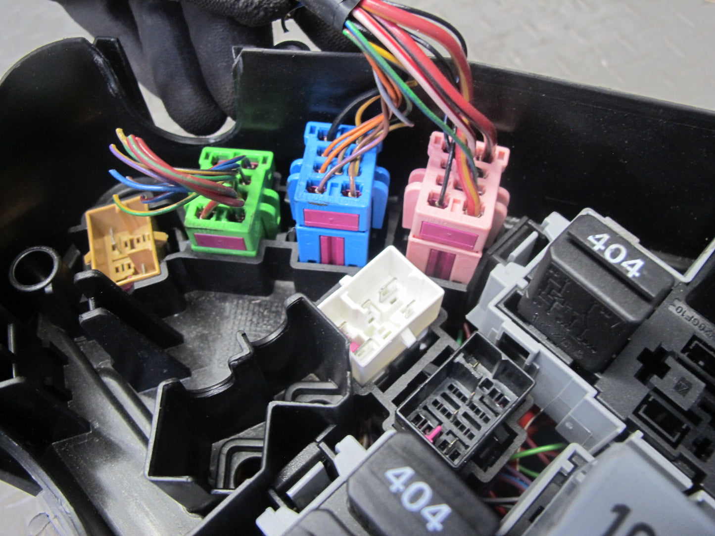 2003-2006 Porsche Cayenne 955 Engine Bay Fuse Relay Box Module