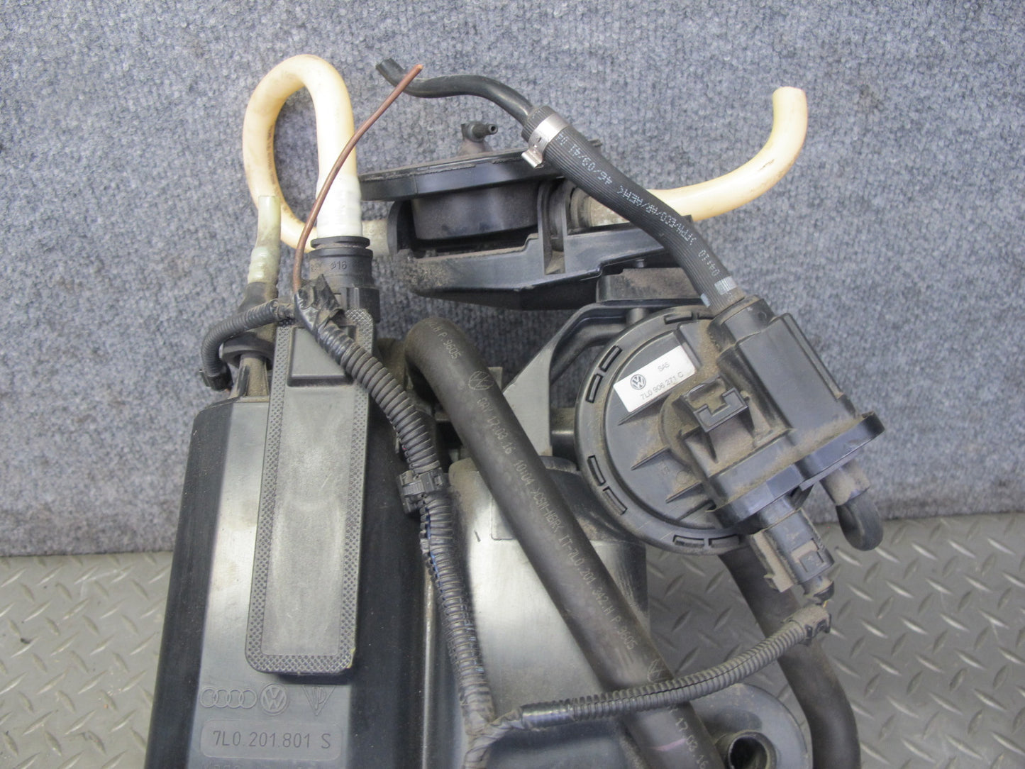 2003-2006 Porsche Cayenne 955 Fuel Evap Vapor Charcoal Canister 7L0201801S