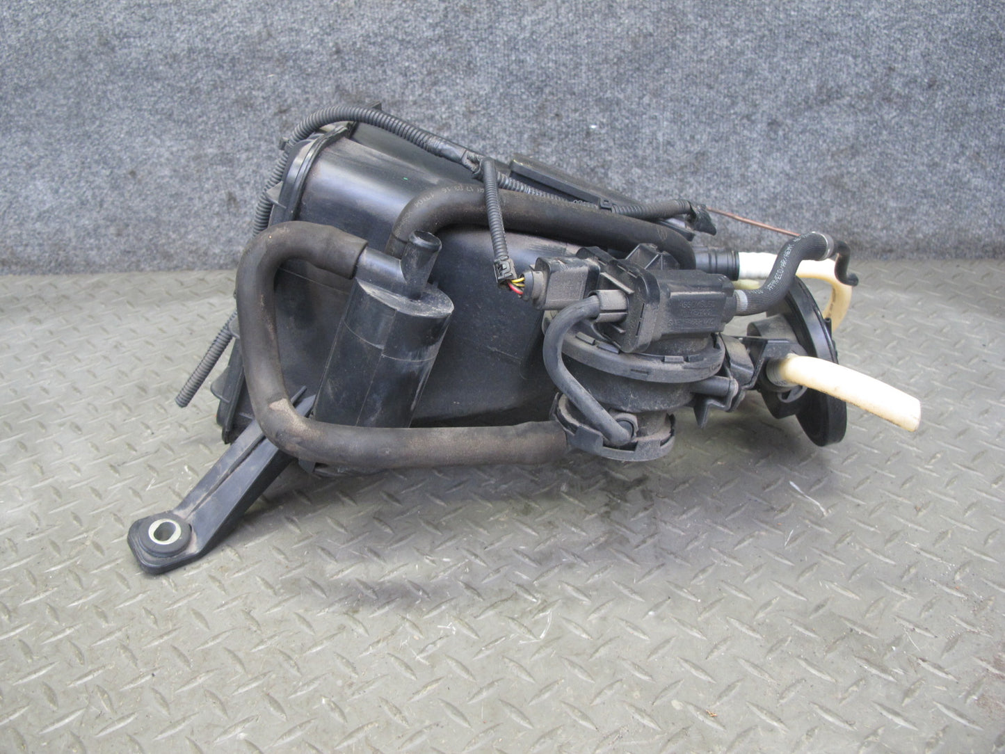 2003-2006 Porsche Cayenne 955 Fuel Evap Vapor Charcoal Canister 7L0201801S