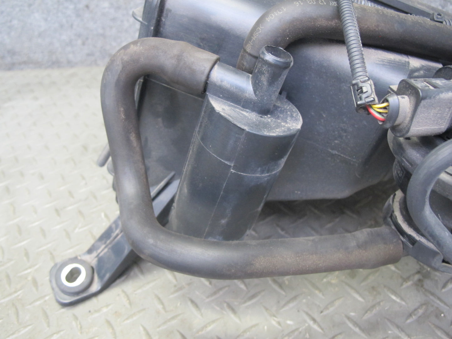 2003-2006 Porsche Cayenne 955 Fuel Evap Vapor Charcoal Canister 7L0201801S