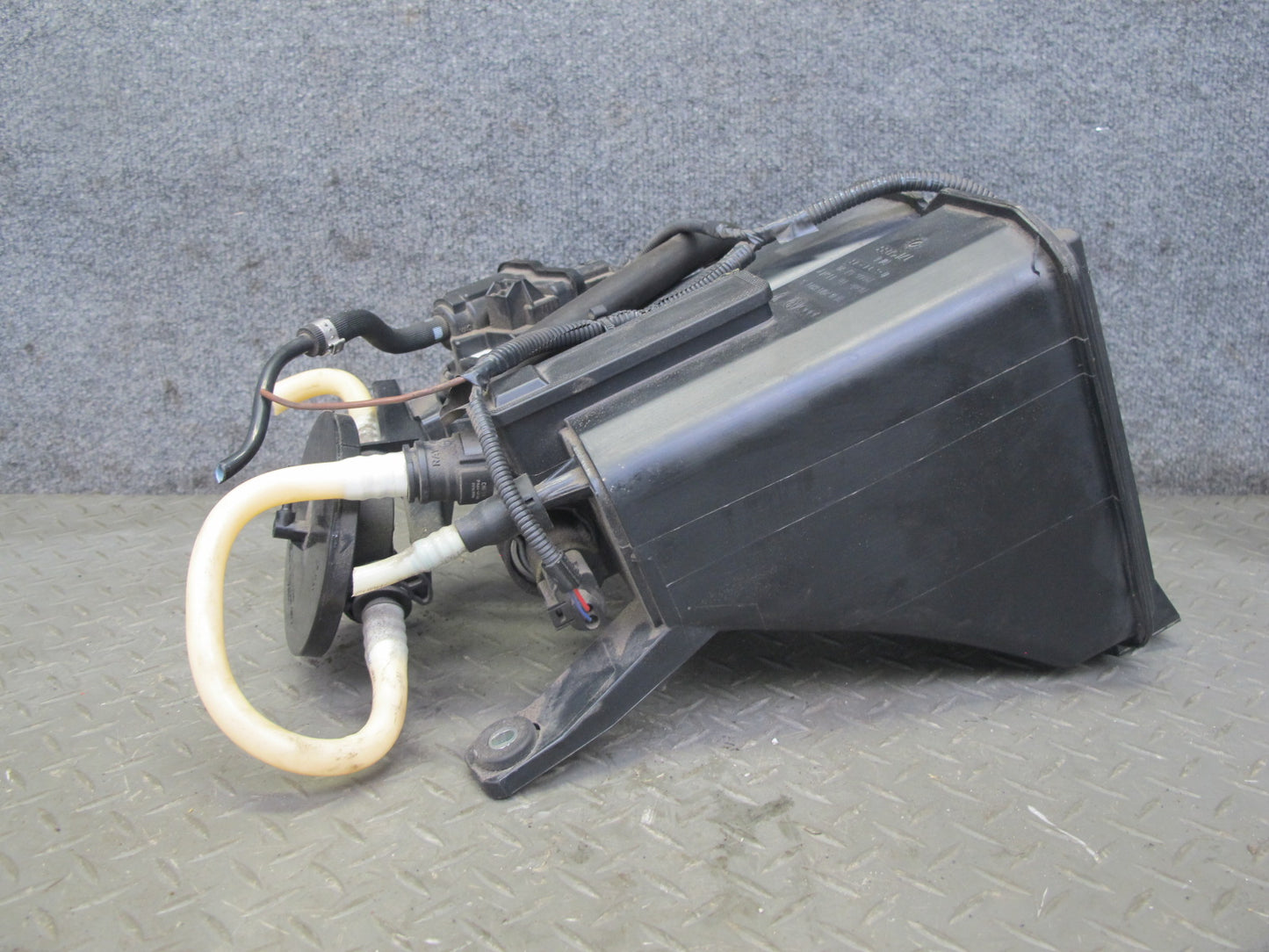 2003-2006 Porsche Cayenne 955 Fuel Evap Vapor Charcoal Canister 7L0201801S