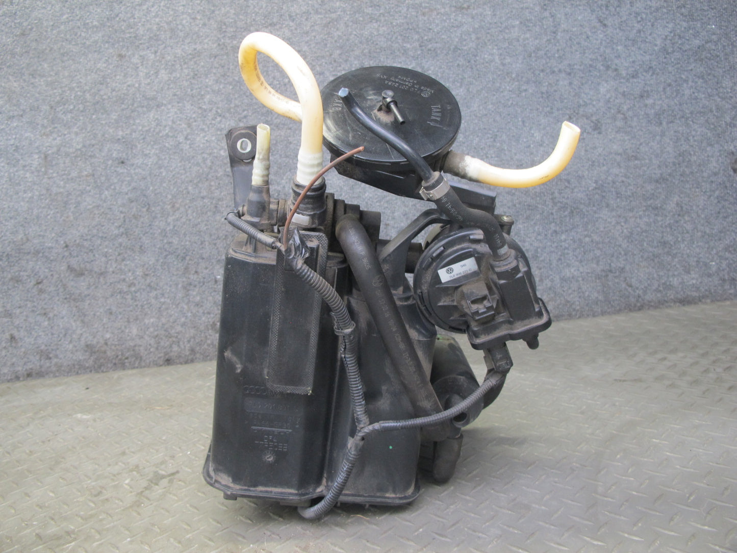 2003-2006 Porsche Cayenne 955 Fuel Evap Vapor Charcoal Canister 7L0201801S