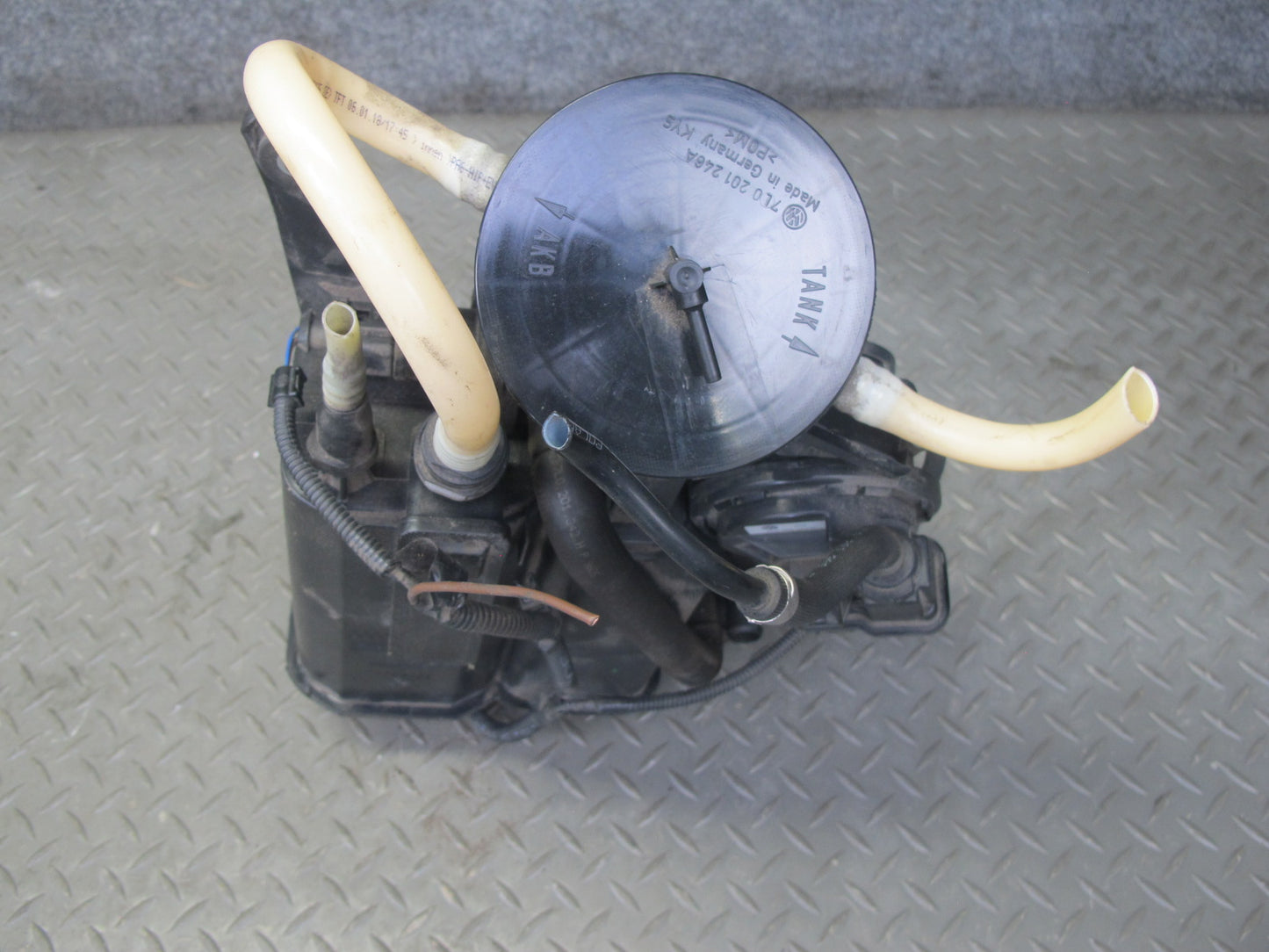2003-2006 Porsche Cayenne 955 Fuel Evap Vapor Charcoal Canister 7L0201801S