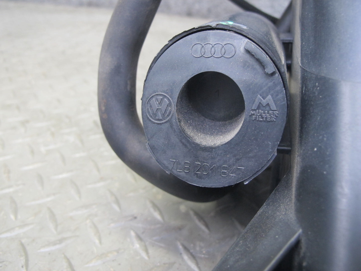 2003-2006 Porsche Cayenne 955 Fuel Evap Vapor Charcoal Canister 7L0201801S