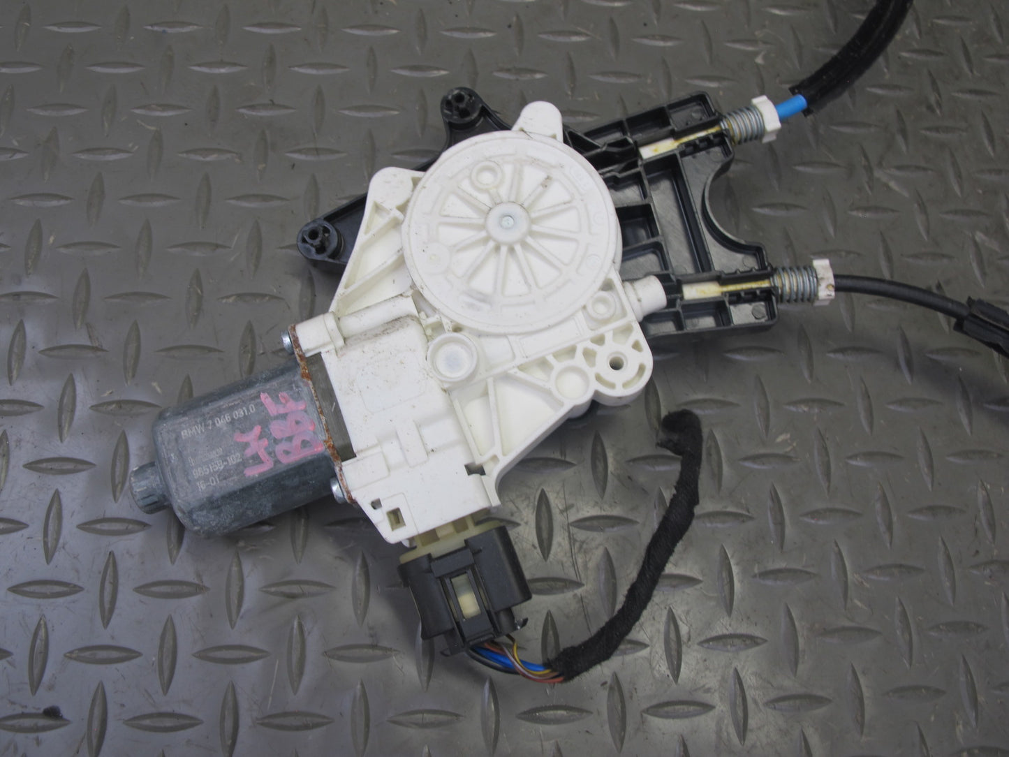 2015-2020 BMW F32 F33 F82 F83 Left Door Window Regulator w Motor 7352747