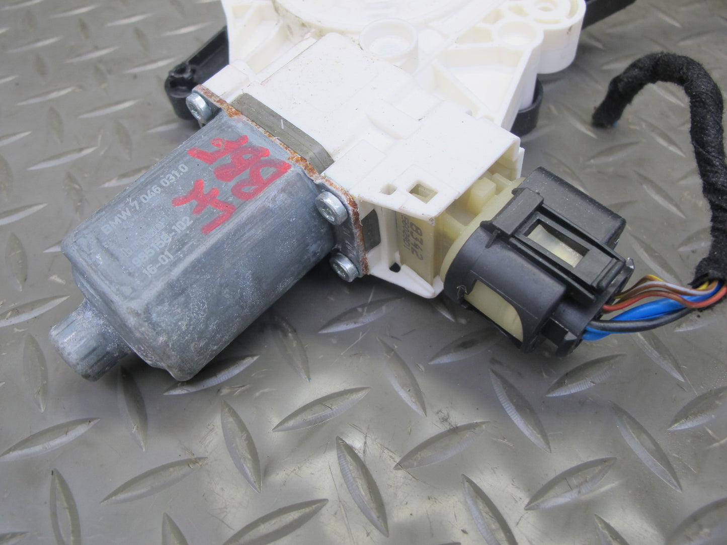 2015-2020 BMW F32 F33 F82 F83 Left Door Window Regulator w Motor 7352747