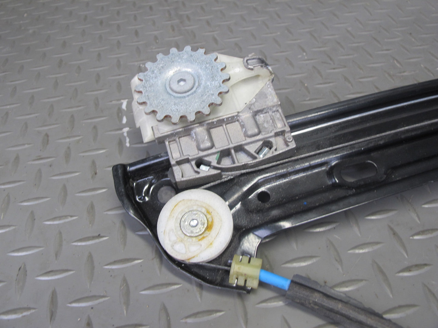 2015-2020 BMW F32 F33 F82 F83 Left Door Window Regulator w Motor 7352747