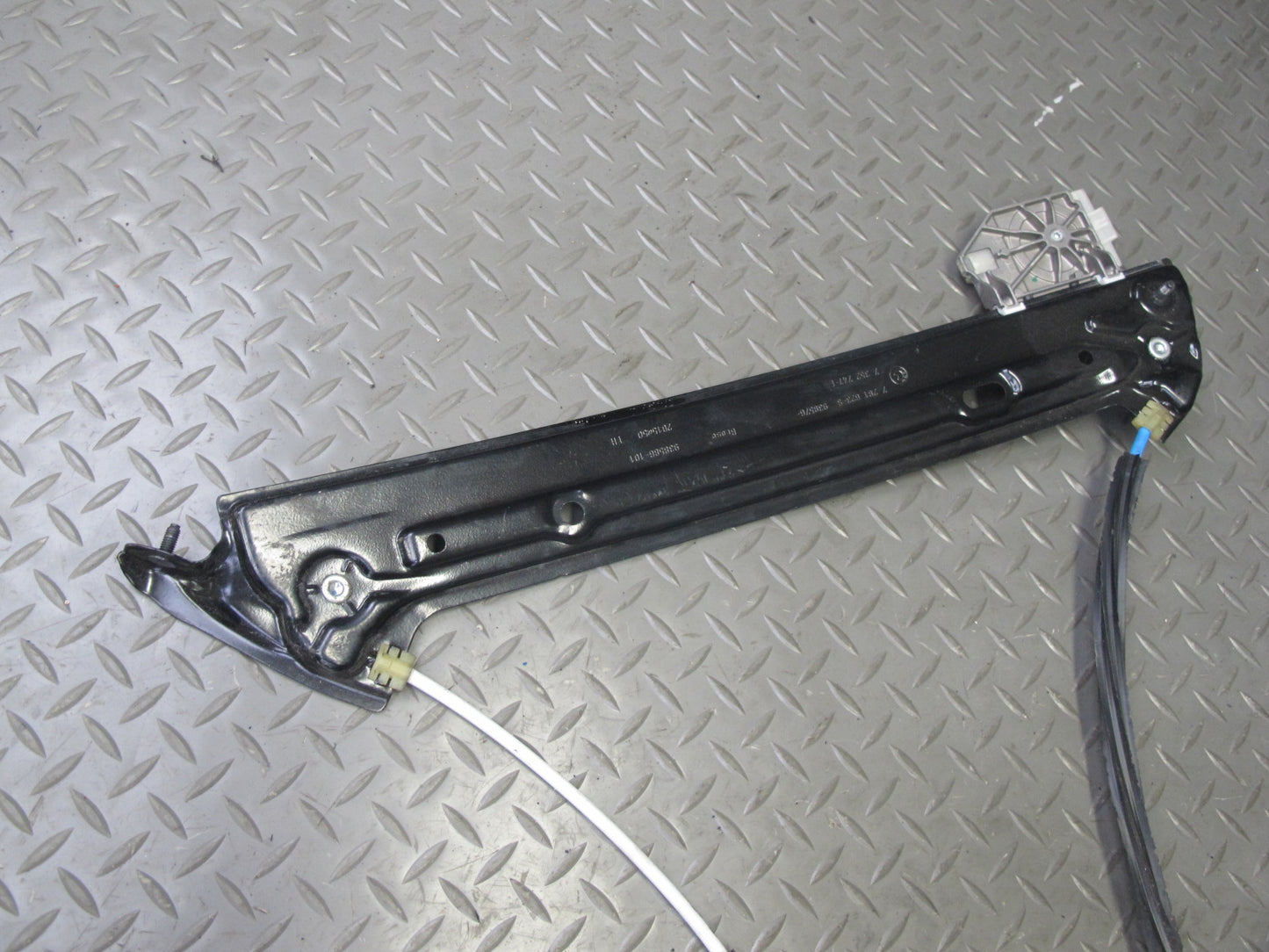 2015-2020 BMW F32 F33 F82 F83 Left Door Window Regulator w Motor 7352747