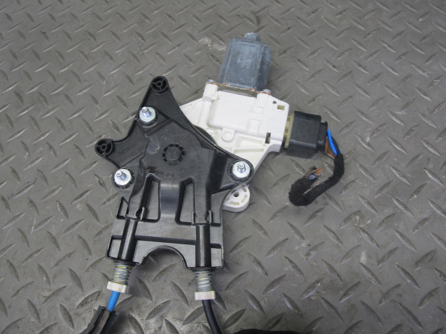 2015-2020 BMW F32 F33 F82 F83 Left Door Window Regulator w Motor 7352747