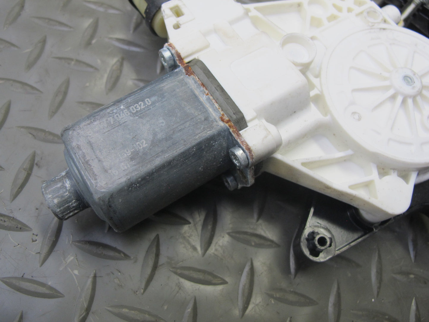 2015-2020 BMW F32 F33 F82 F83 Right Door Window Regulator w Motor 7352748