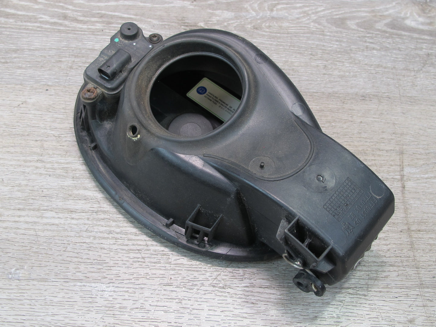 2017-2020 Maserati Levante M161 Fuel Tank Filler Door Lid Cover Actuator Housing