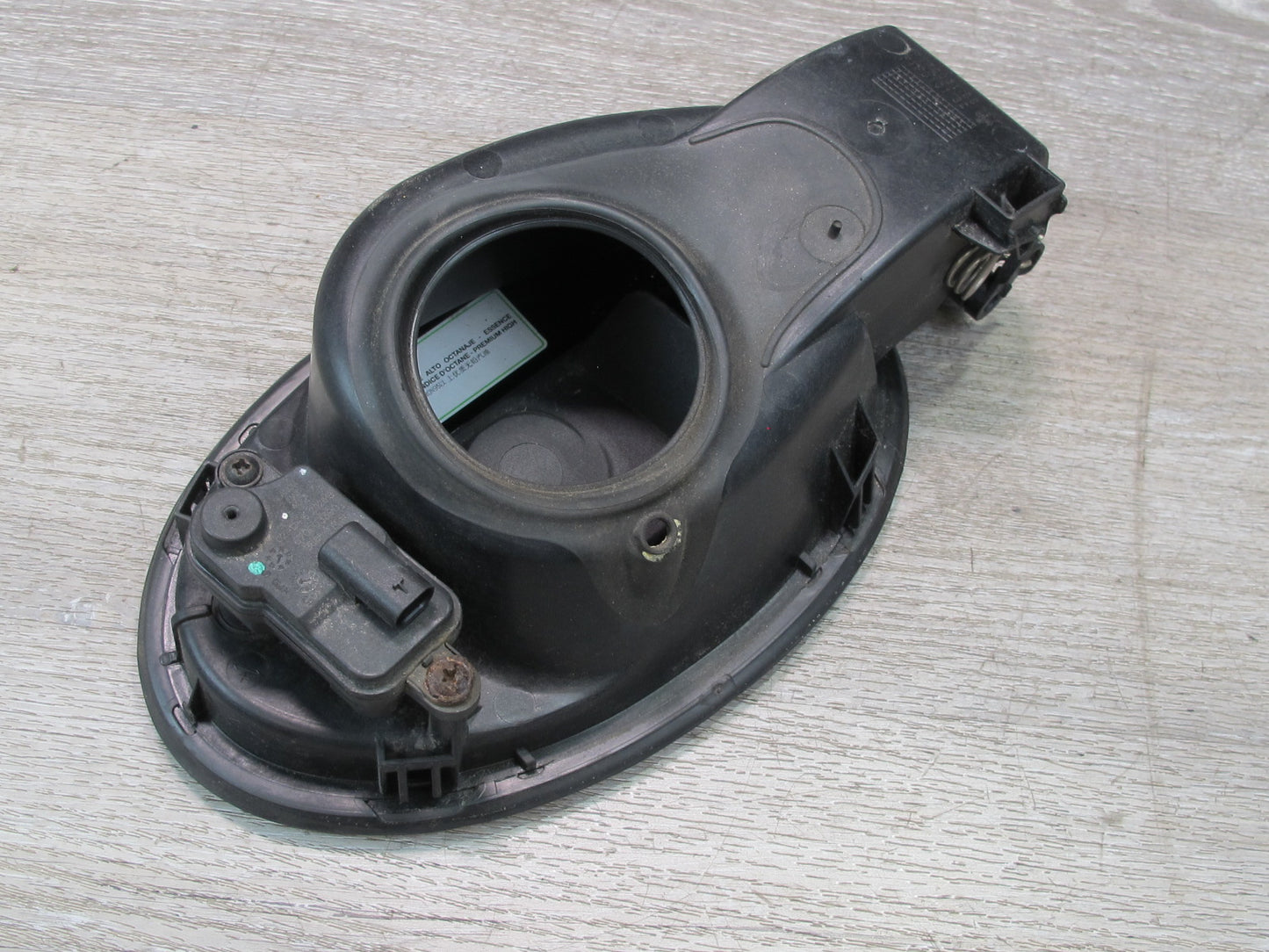 2017-2020 Maserati Levante M161 Fuel Tank Filler Door Lid Cover Actuator Housing