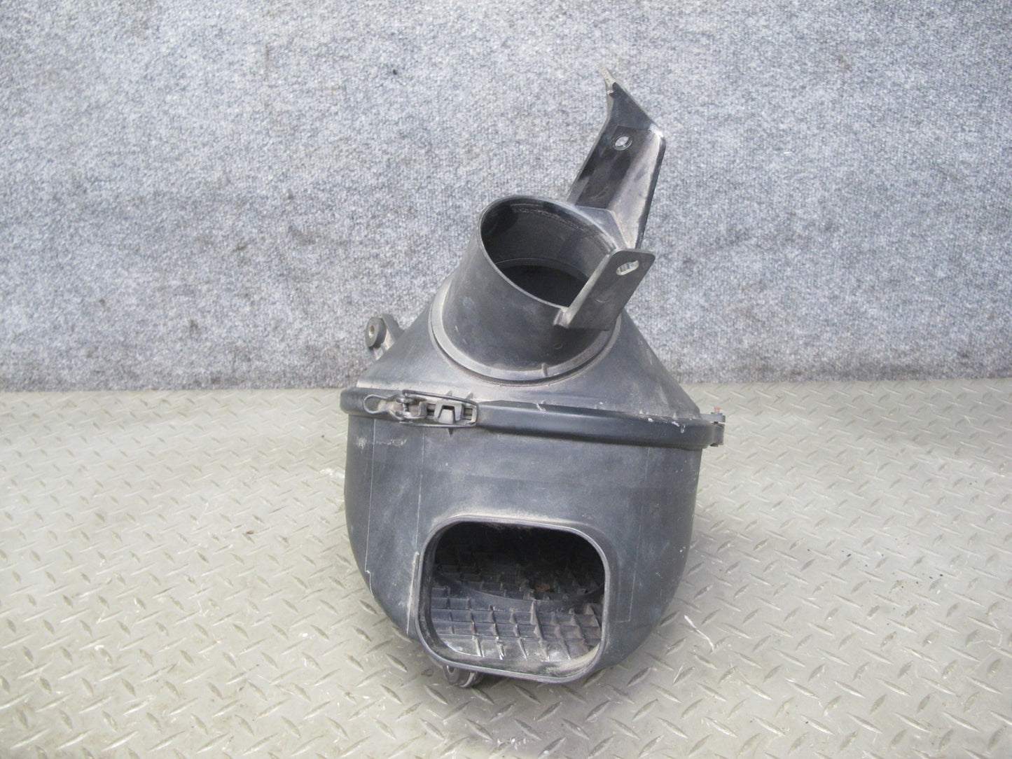 95-97 Lexus LS400 UCF20L Air Intake Cleaner Box Housing 22020-50090 OEM